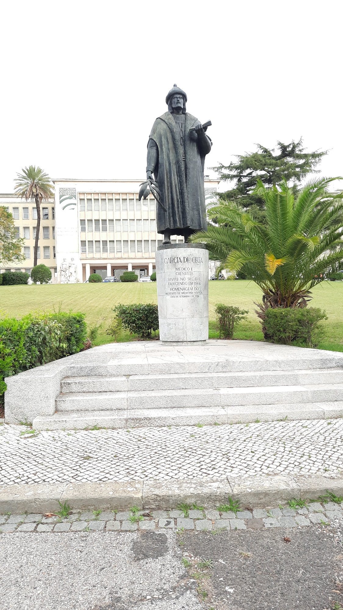 Garcia de Orta's monument, IHMT, Lisbon - 01.jpg